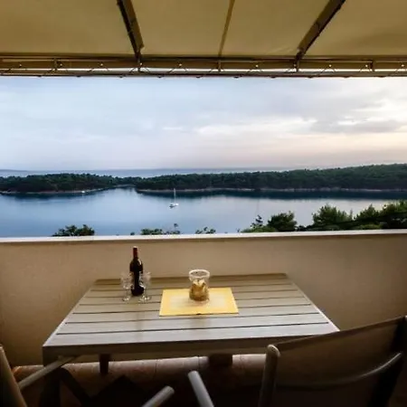 Apartman In Palit With Sea View, Terrace, Air Conditioning, Wi-fi